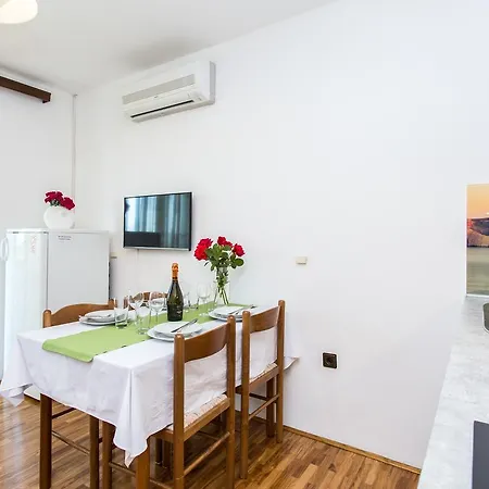 Lucija 2 * باشْكا