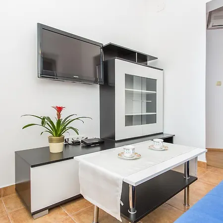 Lucija 2 * باشْكا