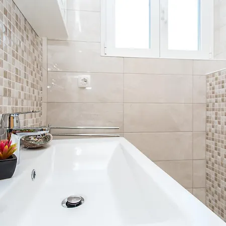 Lucija 2 باشْكا