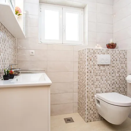 Lucija 2 * باشْكا